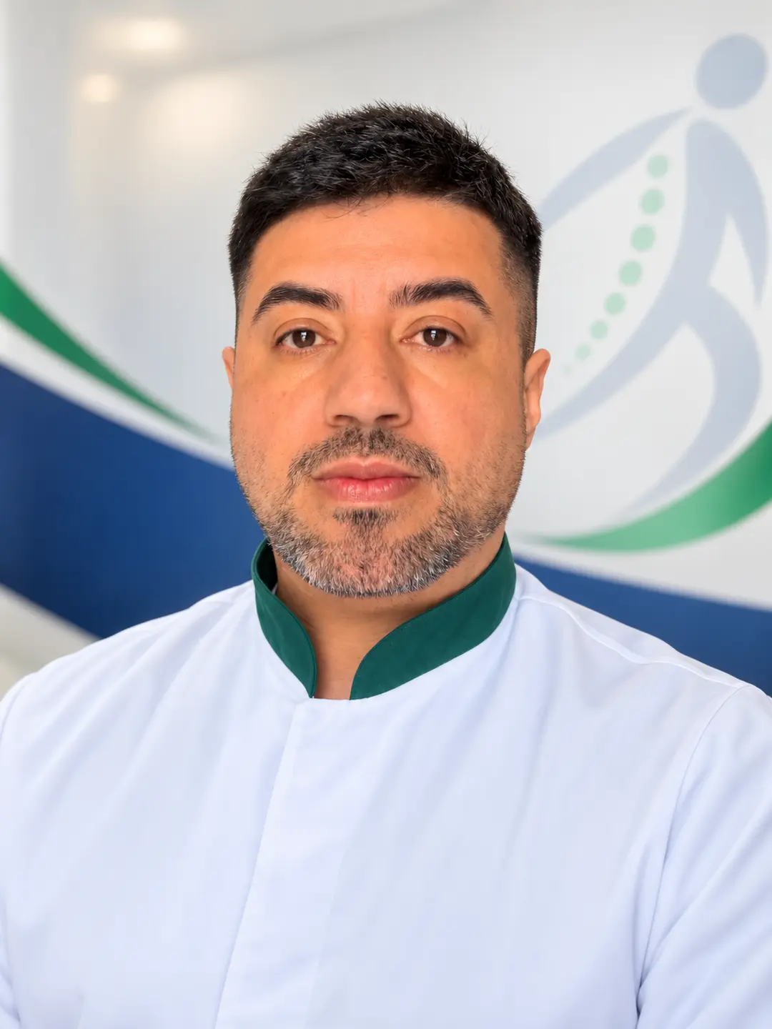 Retrato do fisioterapeuta Daniel Francisco de Lima com uniforme branco e fundo nas cores azul e verde da DL Fisioterapia.